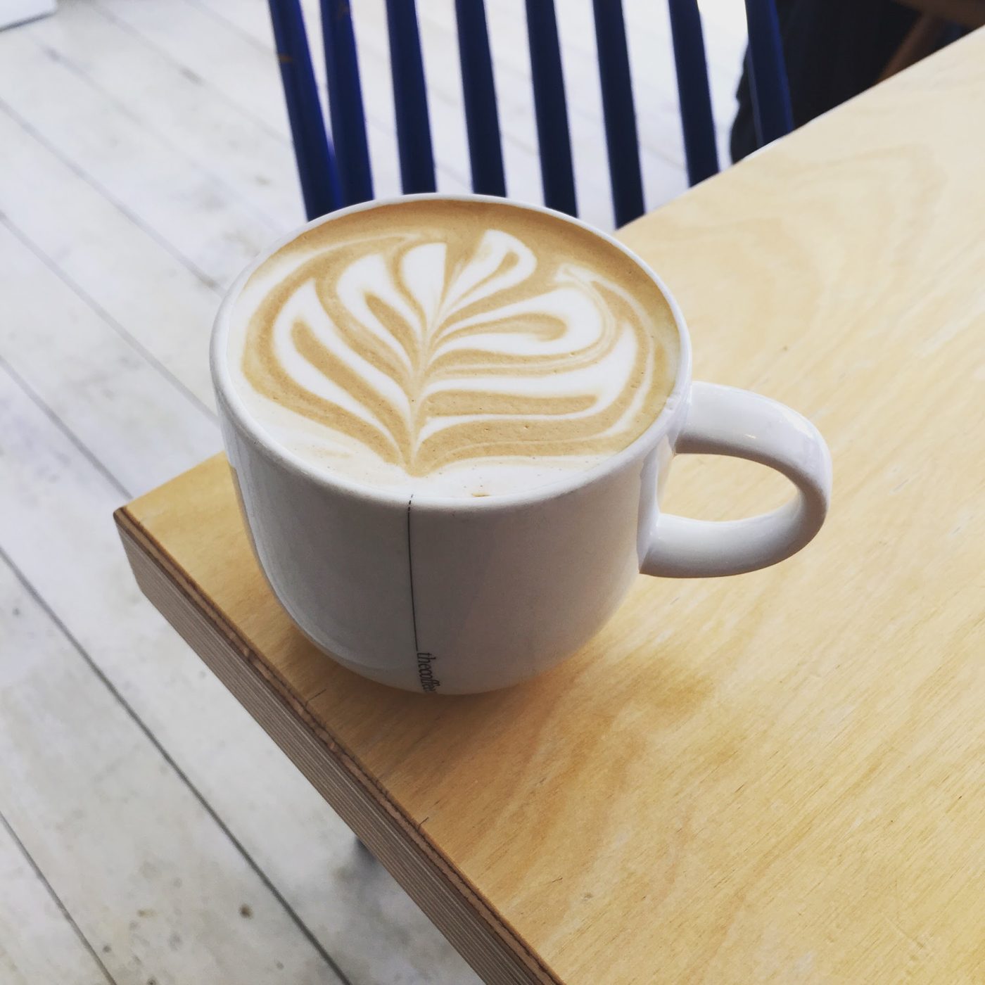 A latte with leaf latte art